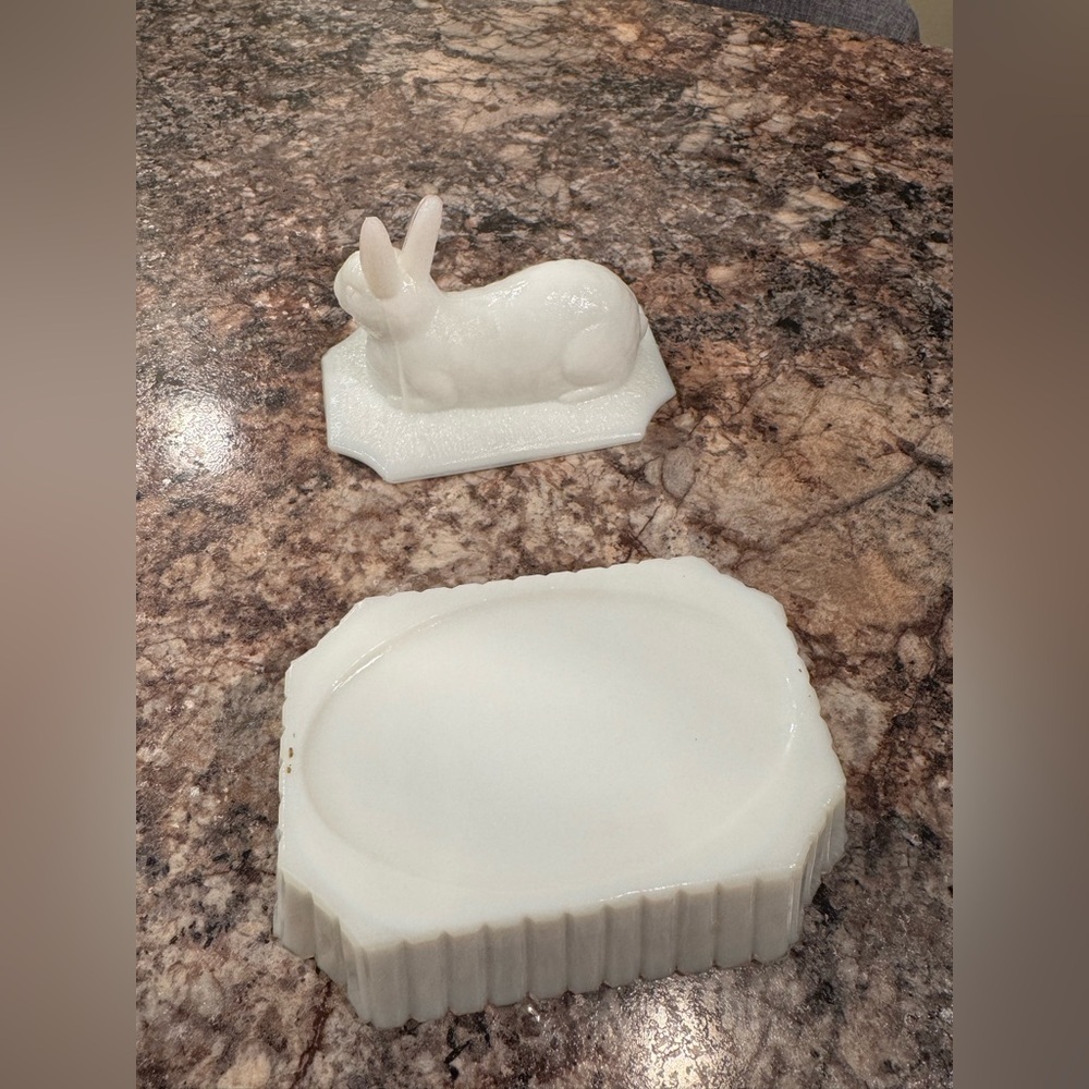 Vintage Westmoreland Milk Glass covered dish featuring a Rabbit on the lid - Picture 5 of 5